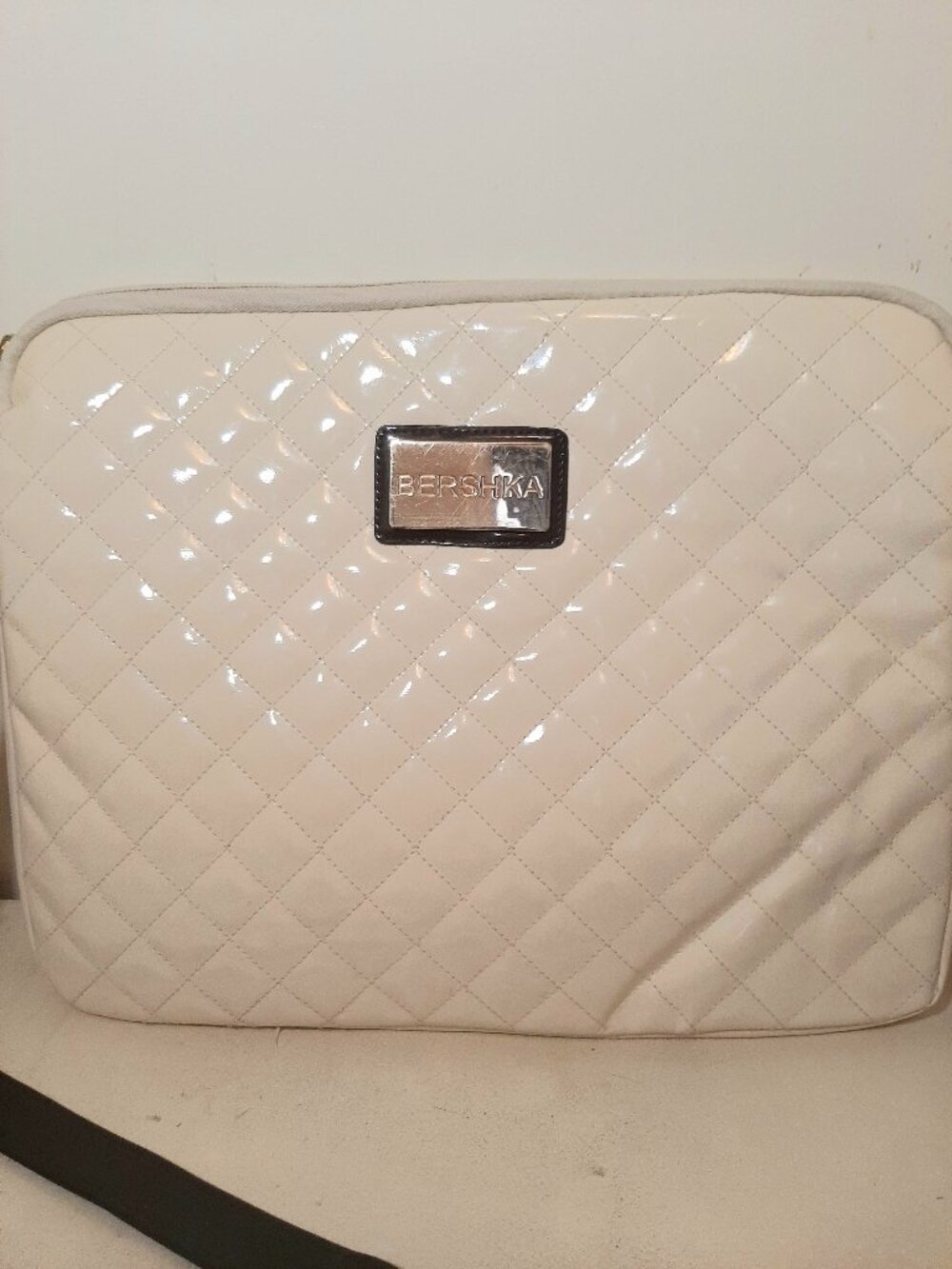 Quilted pattern cream patent leather laptop case.